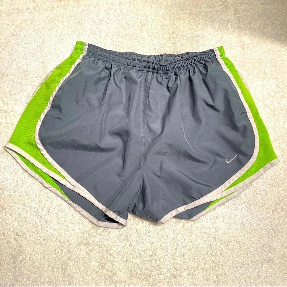 Nike Athletic Women’s Shorts Size Medium Sports short DRI-FIT